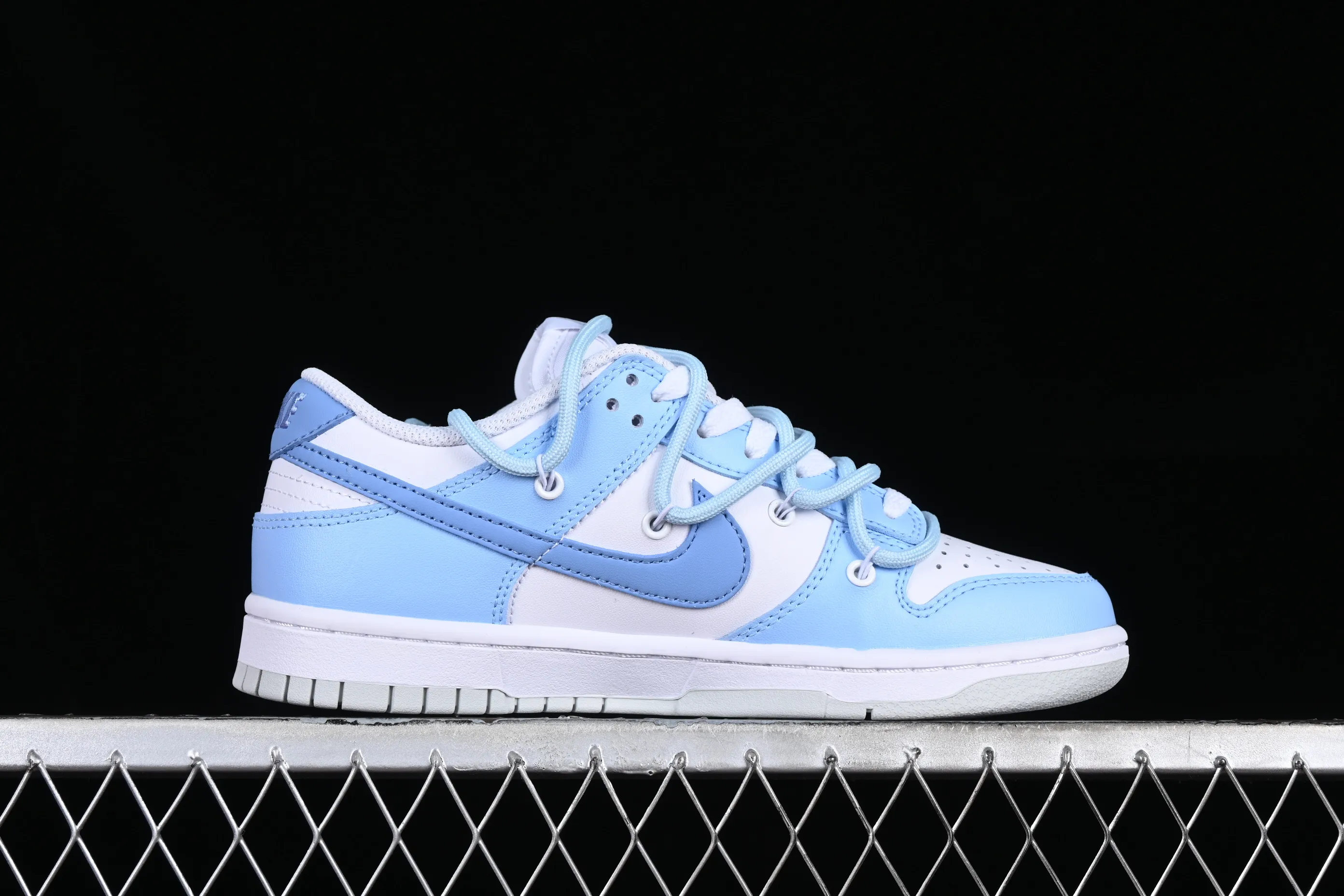 All Categories Nk SB Dunk Series Nk SB Dunk Low Low-top sneakers Nk Dunk Low Happy Bear White and blue cute girl SB deconstructed double shoelace low-top casual sneakers DH9765-102